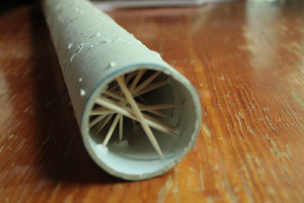 Cuando están los palillos insertados, se recorta la parte de cada palillo que han quedado por fuera del tubo.