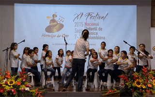 Festival Hormiga de oro: niños colombianos interpretando música colombiana
