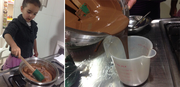 Paso 1: En una olla funde al “baño de maría” la cobertura de chocolate picada en trozos.