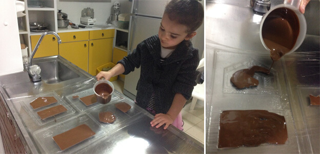 Paso 2: Verter el chocolate fundido en el molde de casita.