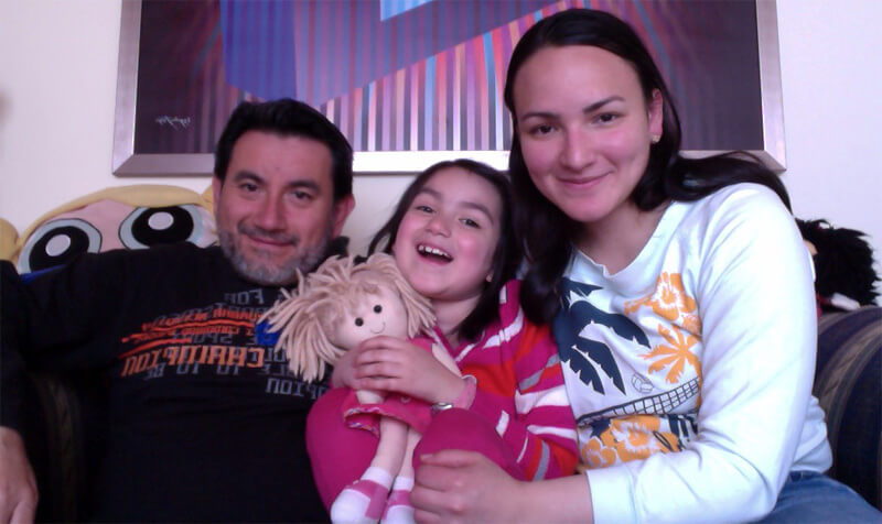 Mariana con sus papás (Alejandra y Mariano) en casa, donde graban los videos para su canal.