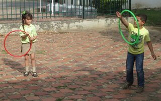 En Cúcuta los niños juegan con una caja caliente